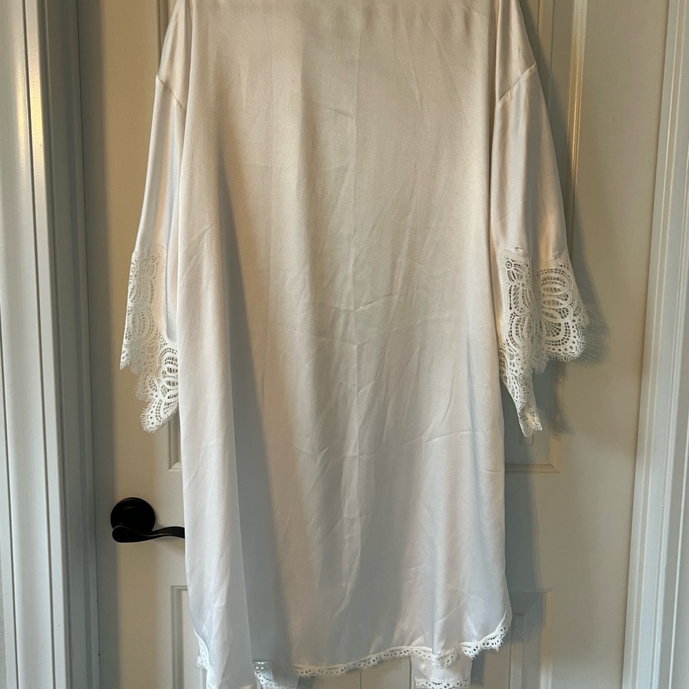 Victoria’s Secret Bridal Satin And Lace Robe Coverup Gem